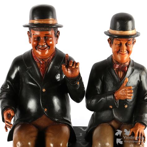 Een foto van diverse Laurel en Hardy beelden in het museum van Paul Elings