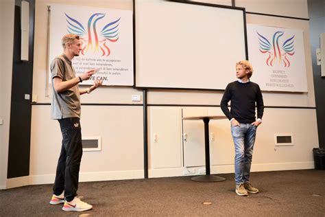 Ewout Genemans in gesprek met een jonge cliënt in de Yes We Can Clinics