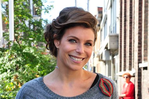 Afbeelding van Evy Gruyaert die sporters aanmoedigt tijdens een hardloopsessie.