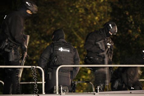 Intense vechtscène uit Kill Zone met agenten in actie