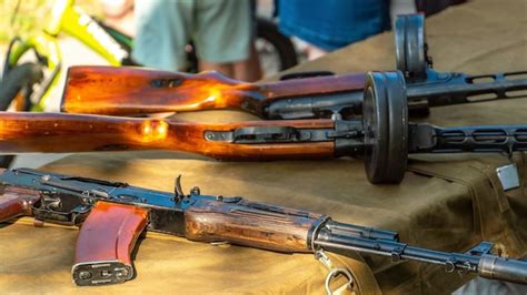 Vergelijking van een oude beeldbuis-tv naast een moderne flatscreen-tv.