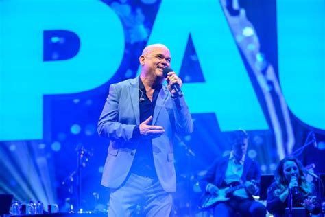 Foto van Paul de Leeuw tijdens een optreden in zijn theatershow.