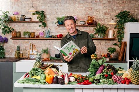 Jamie Oliver in een van zijn kookprogramma's, met verse ingrediënten op de voorgrond.