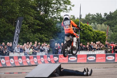 stuntduikers in actie tijdens de show in Bellewaerde