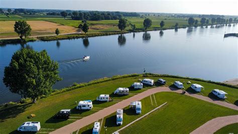 Afbeelding van een camper met een uitgerichte schotelantenne