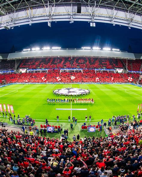Fotoreportage van de wedstrijd Juventus vs PSV met nadruk op de sfeer en de spelers