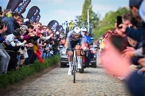 Informatie over de derde overwinning van Mathieu van der Poel in Parijs-Roubaix, met focus op zijn dominantie en mogelijke eerbetoon.