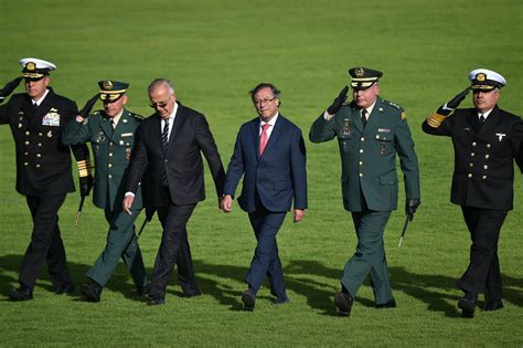 Illustratie van een vredesceremonie met vertegenwoordigers van de Colombiaanse regering en FARC-rebellen.