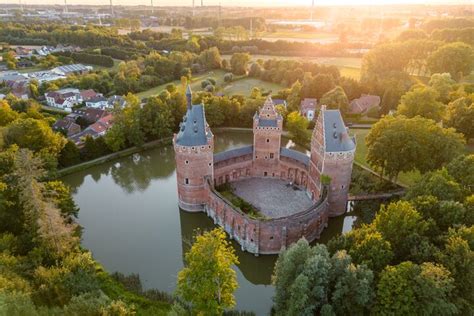 Scène uit Castle in the Sky met het zwevende kasteel.
