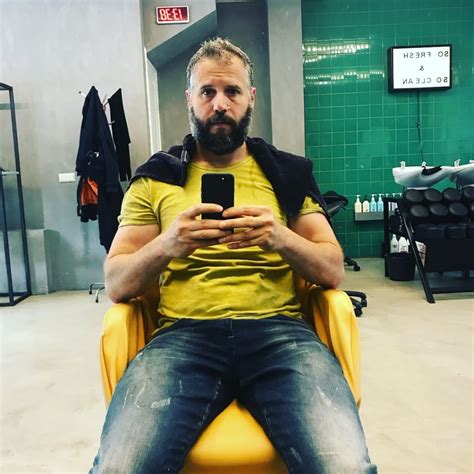 Tijl Beckand in de studio voor een klassiek muziekprogramma