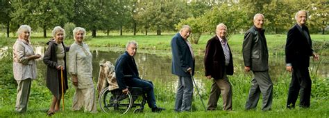 Een foto van de cast van 'Het Geheime Dagboek van Hendrik Groen' in een typische setting van een verzorgingstehuis.