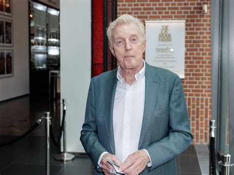 Een foto van André van Duin in zijn rol als Evert, mogelijk in gesprek met Kees Hulst (Hendrik Groen).