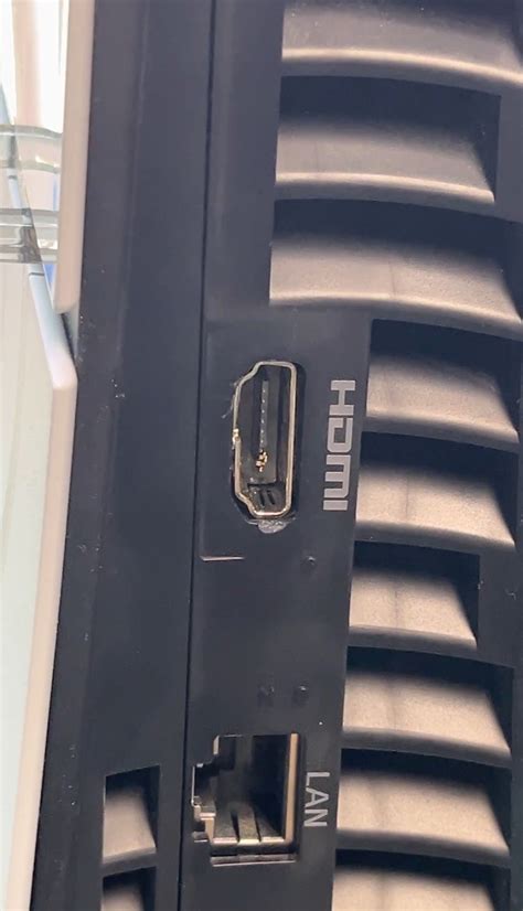 Illustratie van een beschadigde HDMI-poort met verbogen pinnen.