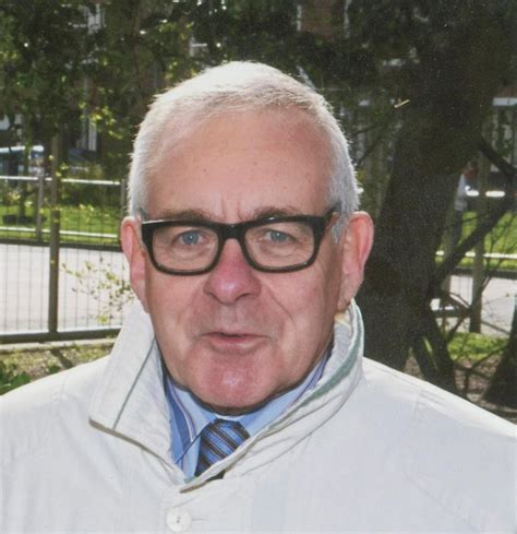 Oude zwart-witfoto van Dries Riphagen met zijn zoon Rob tijdens de oorlog.