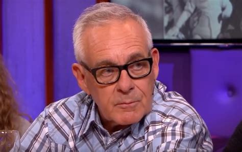 Moderne opname van Rob Riphagen die onderzoek doet in archieven.