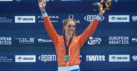 Marrit Steenbergen viert een van haar overwinningen op het EK kortebaan