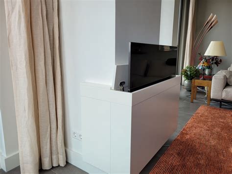 Voorbeeldfoto van een modern, zelfgemaakt TV-meubel met verborgen TV-lift