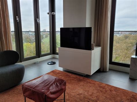 Stijlvolle TV-kast met een ingebouwde TV-lift, de TV is half omhoog