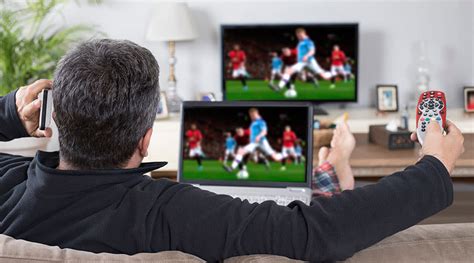 Illustratie van een persoon die via een smart TV met een internetverbinding naar Nederlandse TV-zenders kijkt, met het logo van IPTV Holland prominent aanwezig.