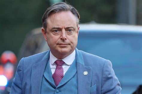 foto van Jos D'Haese en Bart De Wever, met nadruk op hun rivaliteit