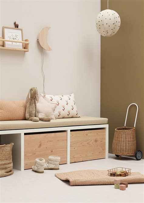 Gezellige speelhoek in neutrale kleuren met opbergmogelijkheden