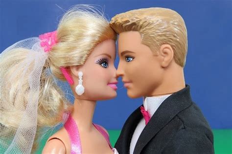 Een kleurrijke afbeelding van Barbie en Ken in Barbieland