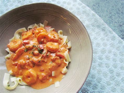 Visuele weergave van de benodigde ingrediënten voor pasta met scampi in tomatenroomsaus