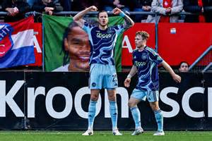 Foto van Wout Weghorst die zijn doelpunt viert