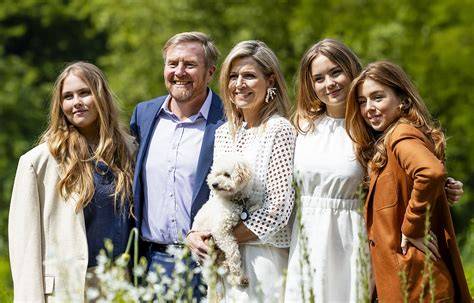 Grafische weergave van de koninklijke familie, met focus op de prinsessen.