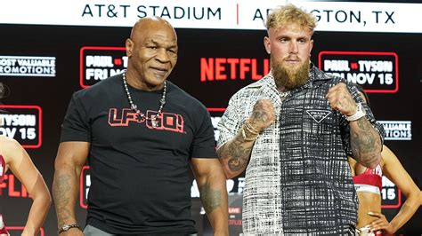 Foto van Jake Paul en Mike Tyson tijdens een persconferentie.