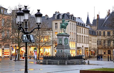Het Place Guillaume II in Luxemburg, een centraal punt voor publieke evenementen.