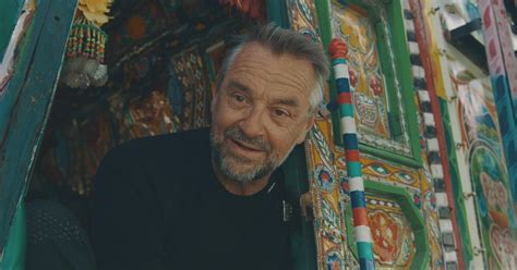 Tom Waes die een ongebruikelijke markt bezoekt