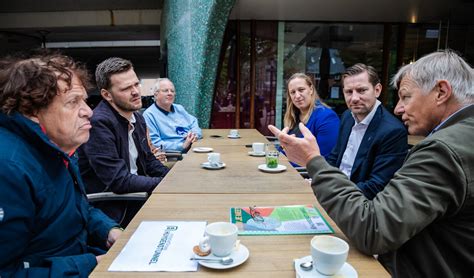 Erica Terpstra in gesprek met lokale bewoners