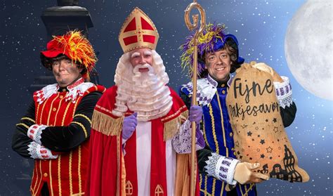 Sinterklaas en zijn Pieten die zich voorbereiden op het feest