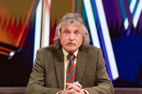 Foto van Johan Derksen achter een desk, reflecterend.
