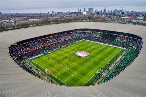Een regenboogvlag die wappert voor het stadion De Kuip.