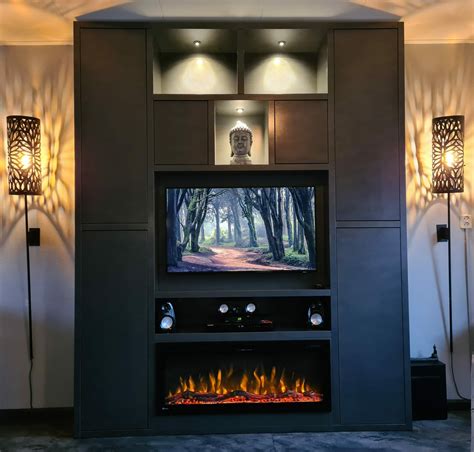 Collage van verschillende moderne flatscreen TV's met ingebouwde DVD-spelers