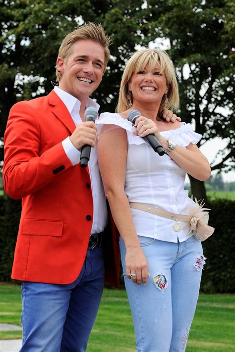 Christoff en zijn zus Lindsay tijdens een optreden