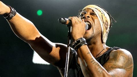 Collage van beelden uit de documentaire: D'Angelo op het podium, backstage momenten, en archiefbeelden.