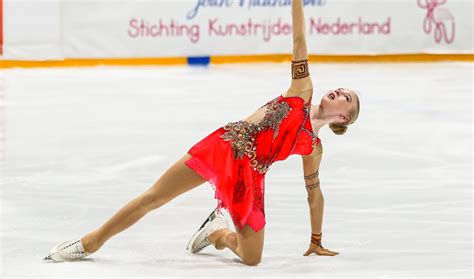 Kunstschaatsster Lindsay van Zundert in actie tijdens een wedstrijd.