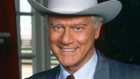 Larry Hagman als J.R. Ewing, met een kenmerkende grijns.