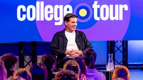 Studenten stellen vragen aan een gast in College Tour