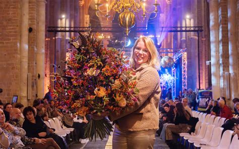 Foto van Lammy met haar winnende bloemcreatie.