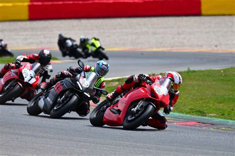 Foto van de MotoGP-coureurs op het circuit van Le Mans.