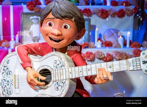 Een levendige scène uit de film Coco, met de hoofdpersoon Miguel te midden van de Dag van de Doden festiviteiten.