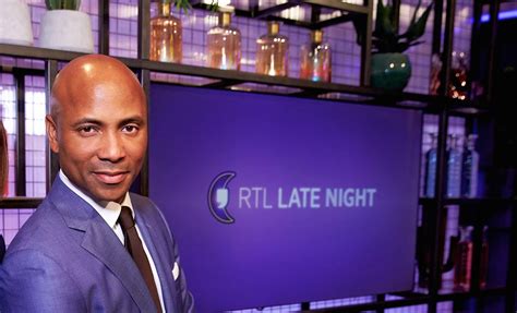 Presentatie door Humberto Tan in de studio van RTL Late Night