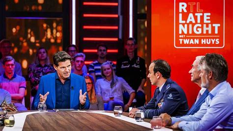 Twan Huys in gesprek met een gast tijdens RTL Late Night