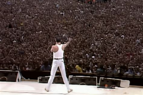 Scène van het Live Aid concert met Queen op het podium