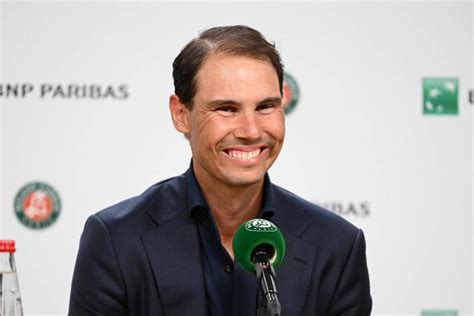 een foto van Rafael Nadal die juicht op de gravelbaan van Roland Garros