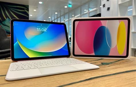 Illustratie van een iPad die draadloos content streamt naar een beamer via Chromecast.